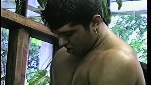 Gırtlağına kadar gırtlağına kadar alıyor ve anal grup sikişiyor