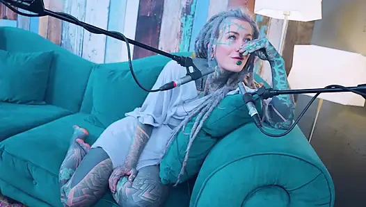 Ben hakkında konuşuyorum - izolasyon - asmr podcast sfw konuşuyor gotik sıska kız dreadlocks dövmeli model dövmeli kız