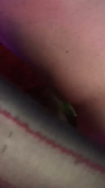 Küçük göğüsler ve harika bir vücut ile çok seksi esmer milf masada seks yapıyor | Klip 3