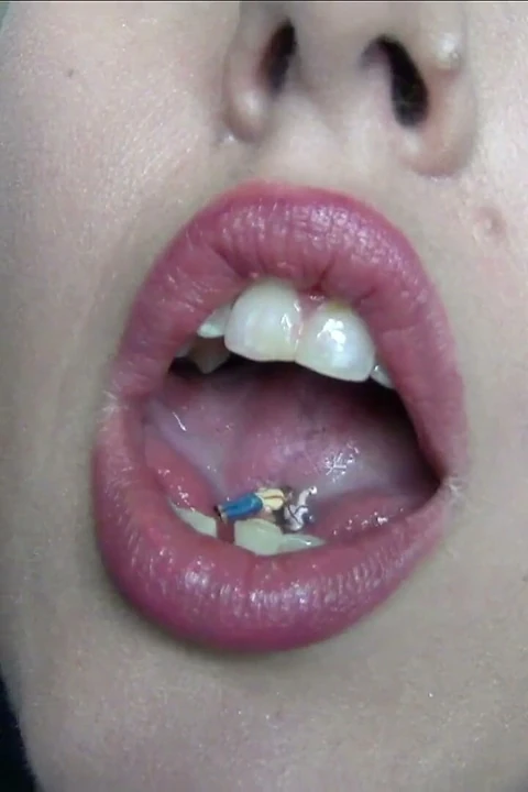 Giantess ağız ağzı azdırıyor yakın ultraviyole yutuyor