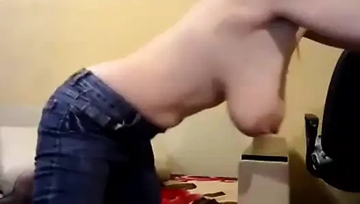 Yaramaz orta yaşlı seksi kadın lezzetli doğal sütlü göğüslerini sallıyor