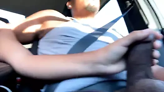 Karayolu üzerinde oynayan siyah çift