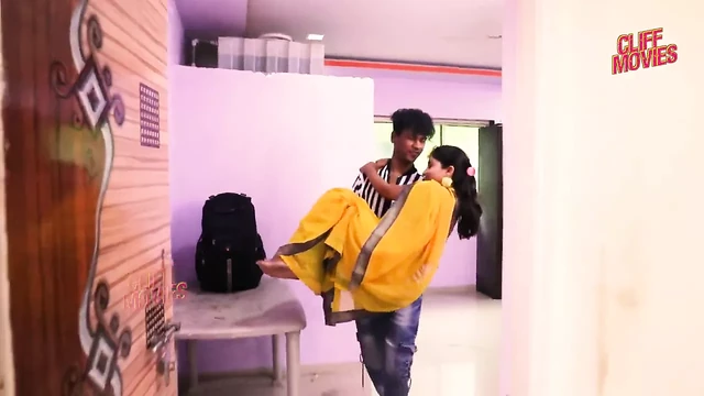 Большие сиськи, обнаженная тетушка Сучарита на кровати