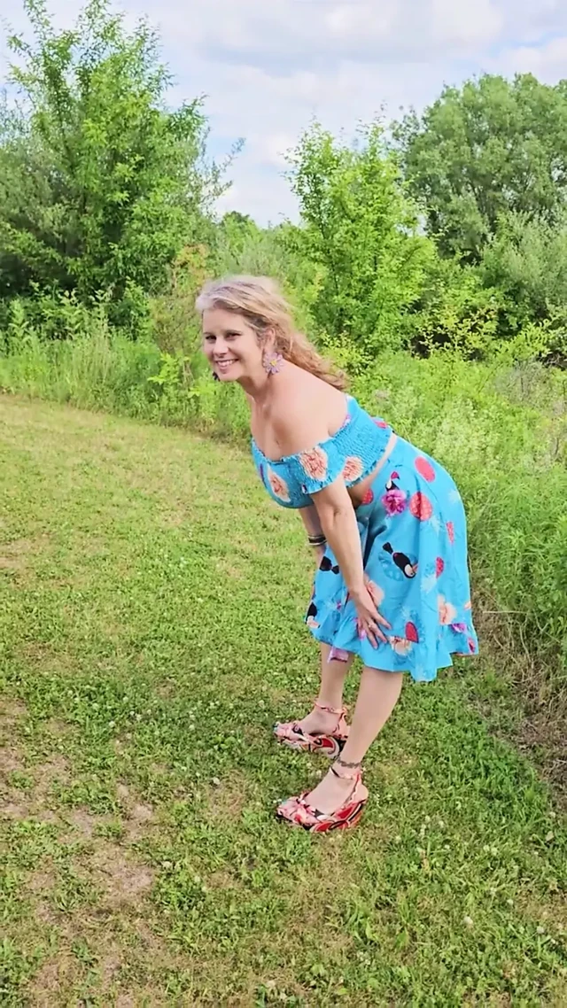 Real TOPLESS MOMMY Outside Mature MILF BIG TIT in the Sunshine