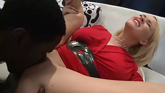 Azgın kadınlar kocalarını en iyi arkadaşıyla aldatıyor. Sakso çekip sikişmek istiyorlar