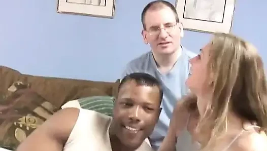 Asosyal teknisyen adam siyah arkadaşını yatakta düz göğüslü karısını sikmeye davet ediyor