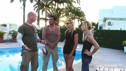 Sarışın orta yaşlı seksi kadın açık havada kel kaslı adamla yakınlaşıyor