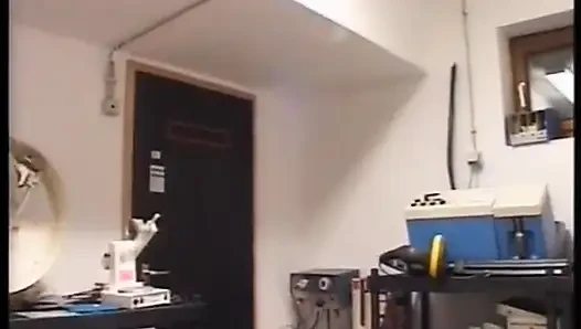 İç çamaşırlı ve çoraplı mükemmel Alman hatun anal sikiliyor