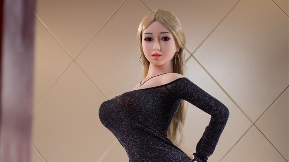 Sarışın genç kız oral seks ve anal seks için gerçek hayat seks bebekleri