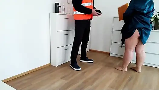 Teslimat hizmeti hatası, olgun milf'in poposuna boşalma ile sona erdi