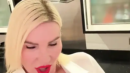 Orta yaşlı seksi kadın pazartesi külotsuz ve gizli oyuncaklar