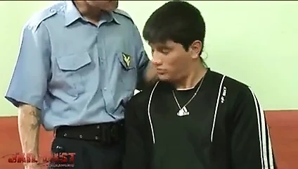 Seks çılgını polis iri göğüslü mahkumların götünü genişletiyor