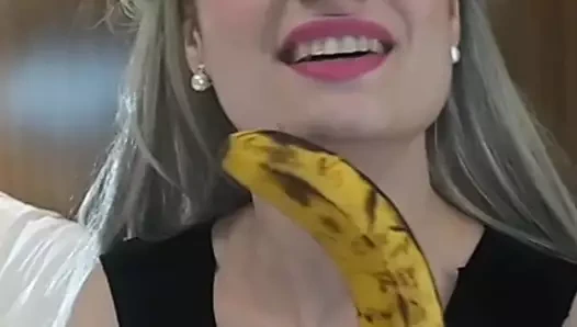 Azgın sarışın üvey babası onu izlerken muzunu içine alıyor