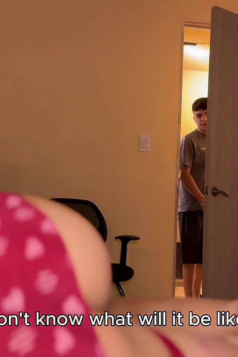 Seksi iç çamaşırlı odamda bir yabancı... Sonunda seks yaptık ve ben onun içine girdim