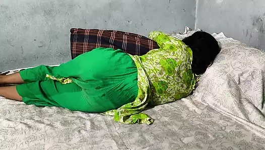 Я вижу мою бхабхи лежала на моей кровати, я обнял ее и начал трахать ее задницу