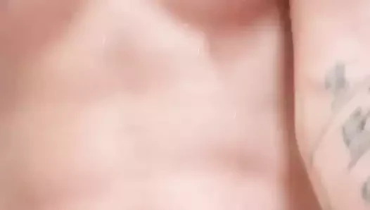 Maitresse Lea fait pipi dans la douche