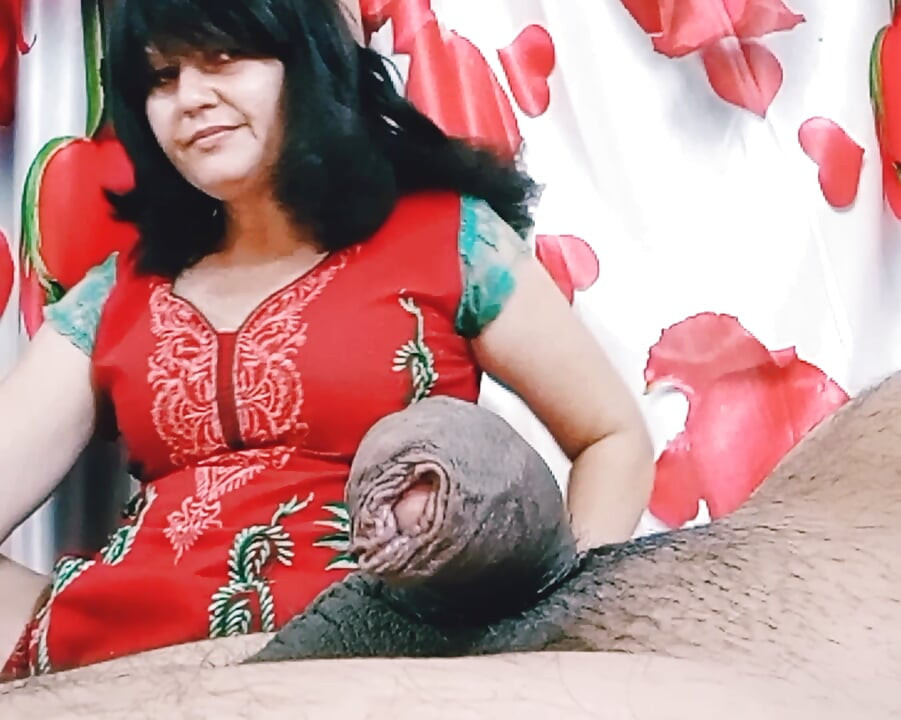 Ateşli sikişen orta yaşlı seksi kadın bedava eğlence arıyor