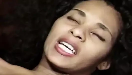 Tatlı yüzünün her yerine ateşli boşalmayı seviyor