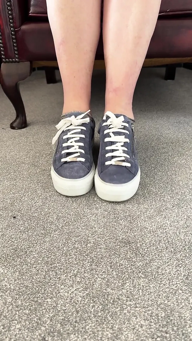 Ateşli terli ayak parmakları, benim için onları yalaman gerekiyor