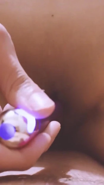 Падающий до челюсти момент из "Моя соседка по комнате застала меня мастурбацией и позволяет мне ее (Я заходяю внутрь)"