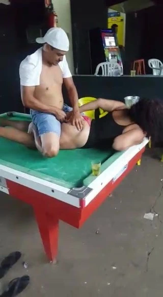 Puta de quatro na mesa de sinuca