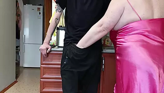 Üvey anne mutfakta yarak emiyor, mastürbasyon yapıyor ve boşalmasını izliyor