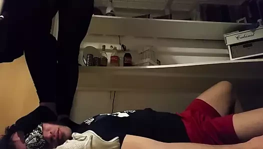 Sıcak bayan trample ve ayak ibadet içinde çorap