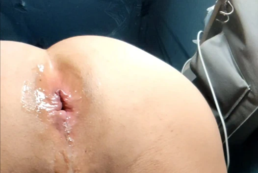 Anal tıkacı vücudunuza boşaltmak için çaba sarf edin