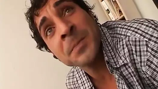 Zenci güzel kadın beyaz yarağı deliklerine sokuyor