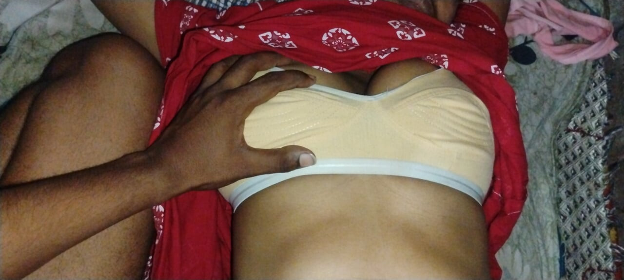 Seksi kızın güzel göğüsleri ve kötü görünüyor