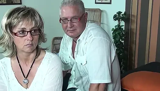 Azgın orta yaşlı seksi kadınlarla olgun üçlü seks yalıyor ve yarak okşuyor