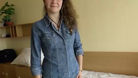 Sevimli bir genç kızla porno oyuncu seçmeleri.