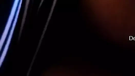 Desi çocuk kız kardeşinin göğüsleri ile oynuyor