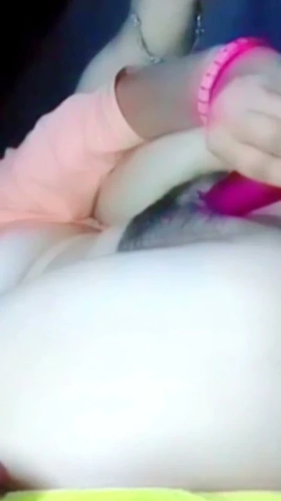 21 yaşındaki ateşli Hintli kızın patlıcanla mastürbasyon yaptığı | Bölüm 1