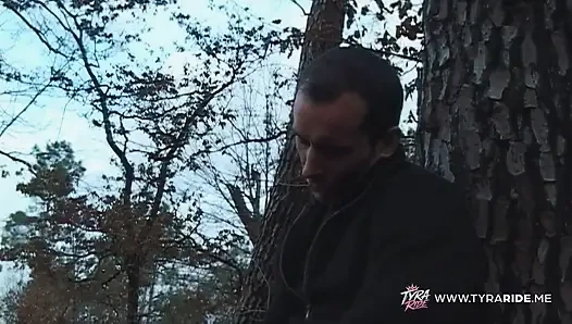Ateşli banyoda ve ormanda sarışın ve esmer karşılaşmalar
