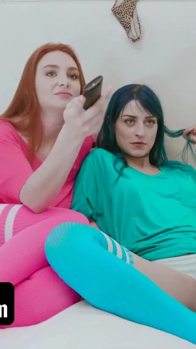Süper ateşli üvey kız kardeş thots lacy lennon ve jewelz blu üvey erkek kardeşlerinin azgın yarağıyla evde yalnız | Klip 1
