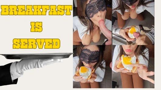 Taytlı büyük memeli orta yaşlı seksi kadın öğretmen her zaman kahvaltıda sosisli ve yumurta yemeyi seviyor