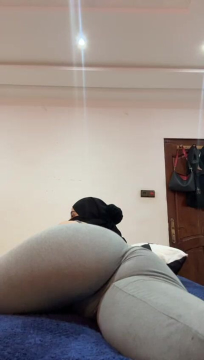 Arap göte tapan yalnız tesettürlü tatlı kız yuvarlak Müslüman götüyle edepsiz yavaş hareketlerle oynuyor