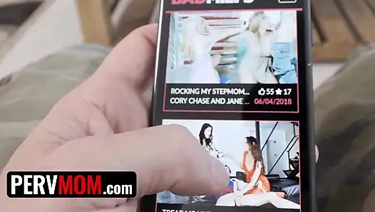 Pervmom - kışkırtıcı orta yaşlı seksi kadın üvey oğlunu ona büyük göğüslerini gösterdiği fotoğraflar göndererek baştan çıkarıyor