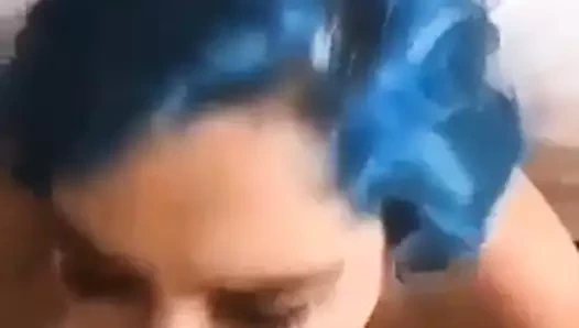 Mavi saç deldi meme uçları