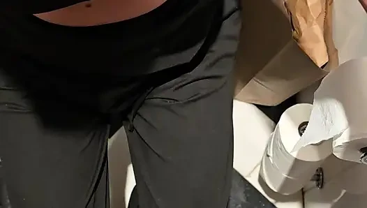 Amatör orta yaşlı seksi kadın 5 yıldızlı otel bar banyosunda yarak alıyor