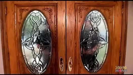 Seks kölesi büyük yarağını lateks kıyafetli iki çarpıcı orta yaşlı seksi kızdan zevk alıyor