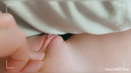 Minyon kedi uyandıktan sonra seks hakkında düşünüyor. küçük klitorisi ovmak ve parmakla delmek – sulu ıslak kedi