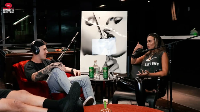 Amber Emery büyükbabanın küllerini kokluyor ve göğüslerini teşhir ediyor