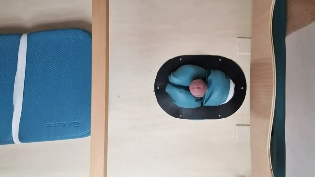 Aşağıdaki masaj masasını sikiyor