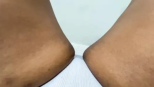 Bu azgın sürtüğün deli gibi boşalana kadar amını nasıl parçaladiğini izleyin