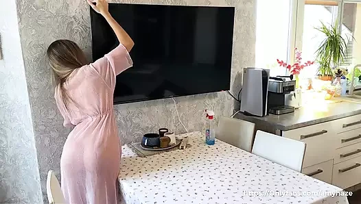 HOT Cleaning. Şeffaf elbiseli çıplak sevimli esmer tv'yi ✨ ovuyor Amy Haze