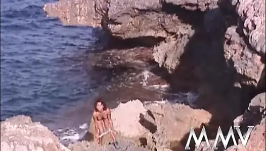 Kısa saçlı güzellik plajda azdırıyor