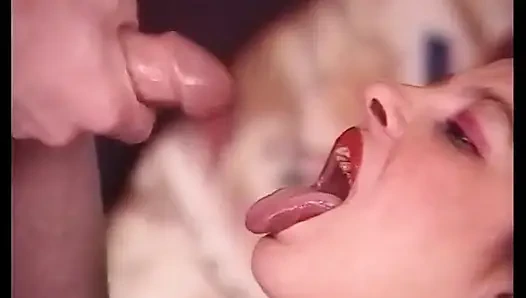 Seksi esmer büyük yarağı oral olarak tatmin ediyor