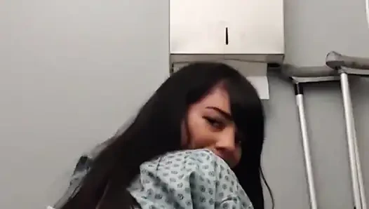 İri göğüslü büyük götlü karantinadaki genç kız hastane odasında mastürbasyon yaparken neredeyse yakalanıyor